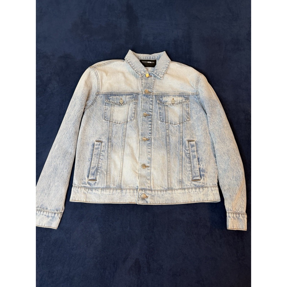 Fashion Nova Light Wash Denim Trucker Jacket Vendor Sample Rare Mens M